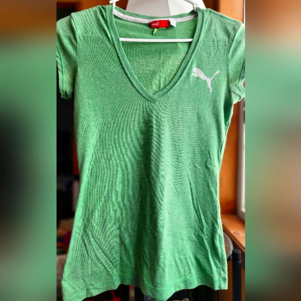 PUMA》Green V-neck Tee